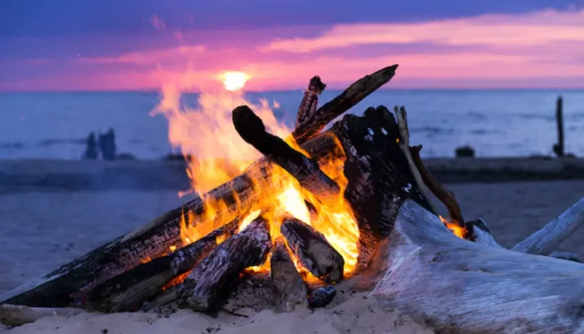 Ascea, violenta aggressione dopo un falò: 20enne picchiato e derubato in spiaggia