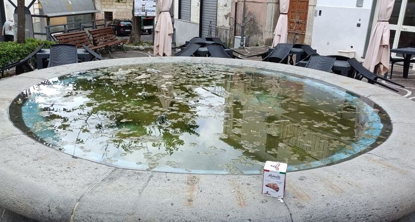 Bracigliano, il gruppo Radici: “Bonifica immediata della fontana di piazza Tuoro”
