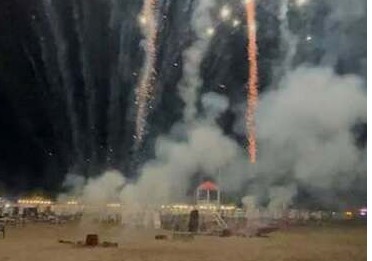 Eboli, esplodono fuochi d’artificio vietati: sanzionato titolare di uno stabilimento balneare