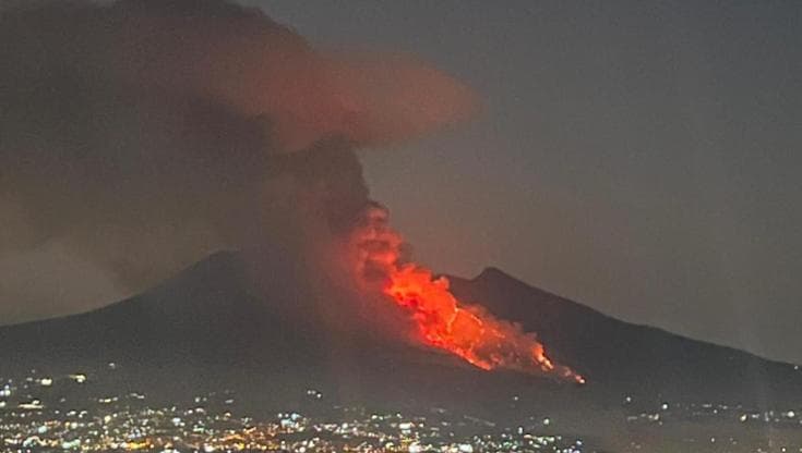 Incendio al Vesuvio, De Luca chiede lo stato di mobilitazione nazionale