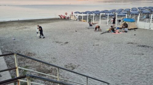 Bivacchi e falò, Salerno Pulita bonifica le spiagge di Salerno