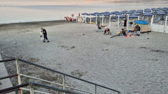 Bivacchi e falò, Salerno Pulita bonifica le spiagge di Salerno
