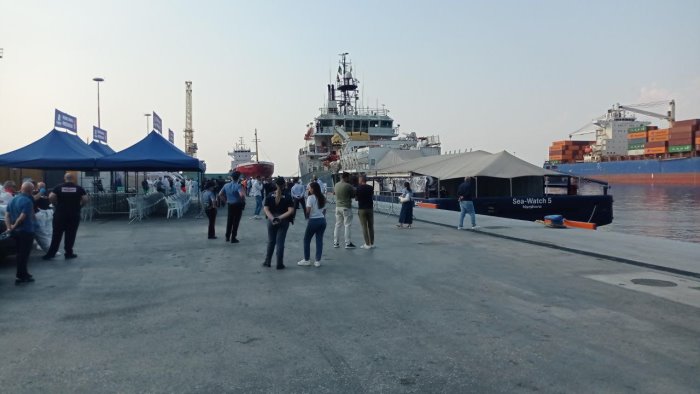 Salerno, sbarcano i 71 migranti: a bordo donne incinte e caso di vaiolo