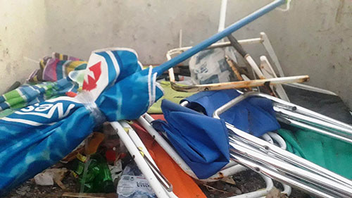 Blitz anti abusivismo in spiaggia da Agnone a Capitello: sequestrati ombrelloni, sdraio e attrezzature da mare