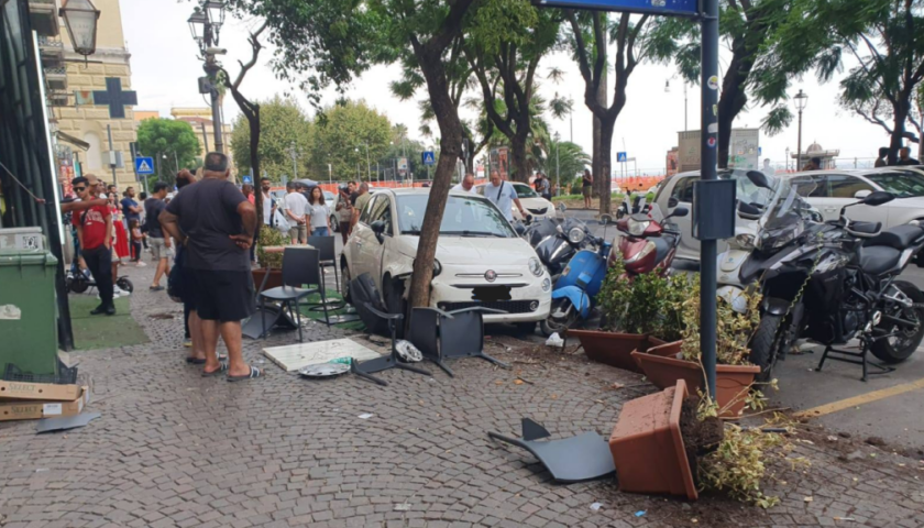 Salerno, auto travolge scooter e tavolini dei bar in via Roma