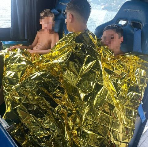 Vietri sul Mare: trascinati a largo dalle correnti, 3 bambini a bordo di un Sup salvati dalla guardia Costiera