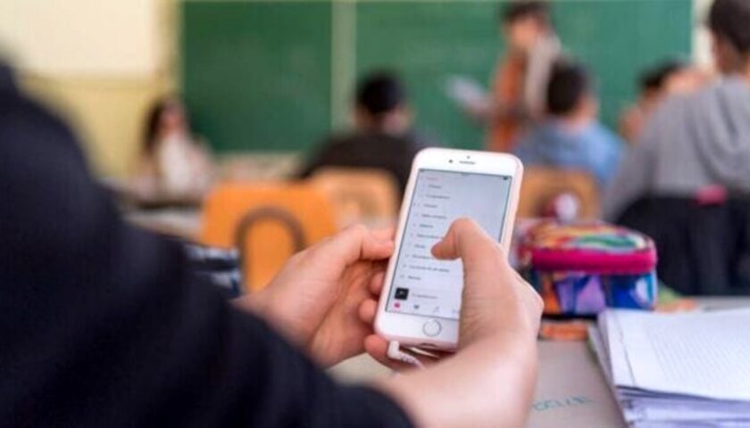 Cellulari banditi dalle scuole, i presidi salernitani: da parte nostra più attenzione