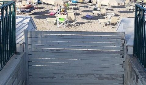 Salerno, spiagge vietate ai cittadini: esposto in procura