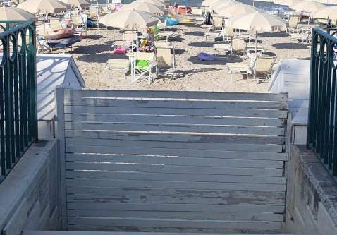 Salerno, spiagge vietate ai cittadini: esposto in procura