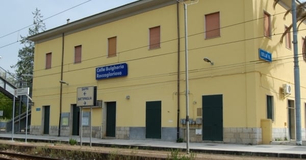 Incendio in prossimità dei binari tra Celle di Bulgheria e Sapri: treni per la Calabria anche con 5 ore di ritardo
