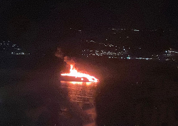 Paura a Sapri, yacht s fuoco nel porto