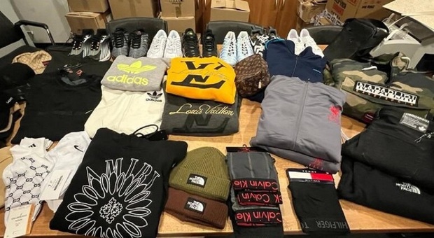 Nocera Inferiore, vende abiti falsi sul web: nei guai una 48enne