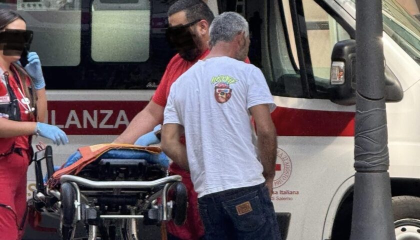 Salerno, straniero minaccia operatori della Croce Rossa e prende a calci l’ambulanza