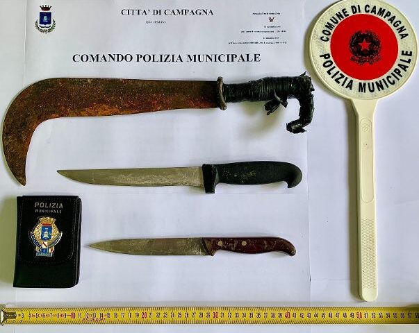 Campagna, scoperte armi bianche in un parco urbano: si indaga