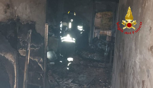 Incendio nella notte a Velia di Ascea, coppia evacuata