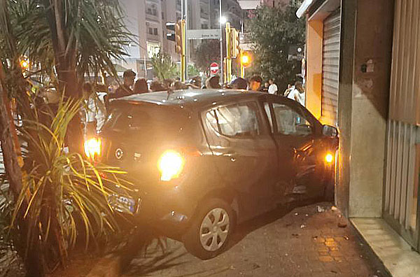 Salerno, scooter contro auto nella notte a Torrione: giovane ferito e negozio gravemente danneggiato