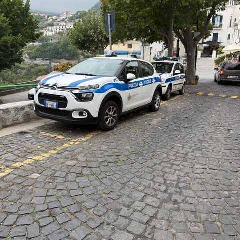 Ravello, danneggiate due auto della polizia locale: aperta un’indagine