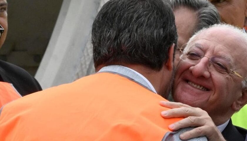 Abbraccio tra Salvini e De Luca all’inaugurazione della diga