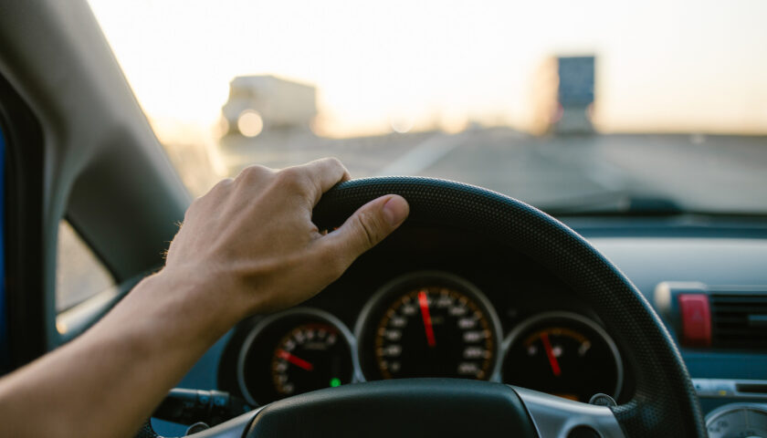 GUIDAVO A TORSO NUDO ED UNA SIGNORA HA MINACCIATO DI DENUNCIARMI: COSA DICE LA LEGGE?