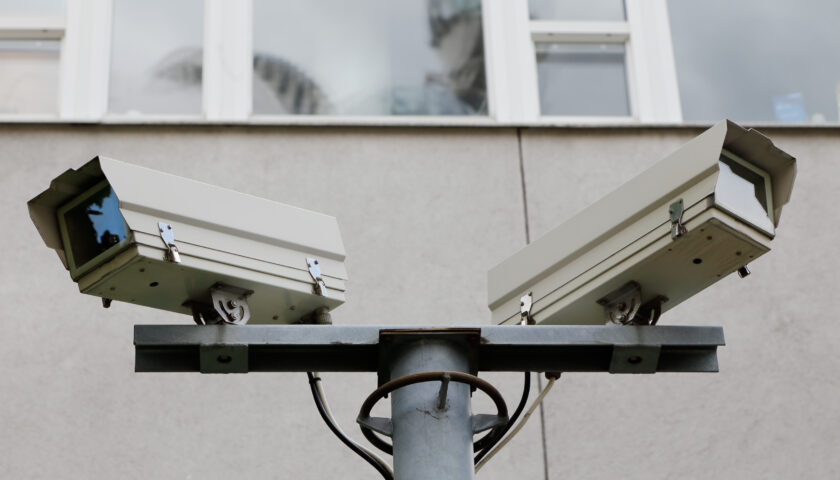 IL MIO VICINO SI SENTE CINEASTA! HA PIAZZATO DUE TELECAMERE SUL PIANEROTTOLO: PUÒ FARLO?