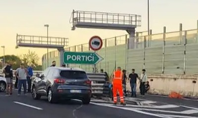 Campania, incidente al casello autostradale di Portici: morti 2 giovani