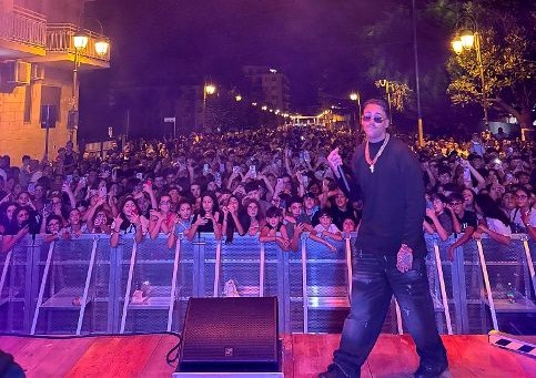 Le One conquista Nocera Superiore. Corso Matteotti gremito di giovani per una serata unica e travolgente