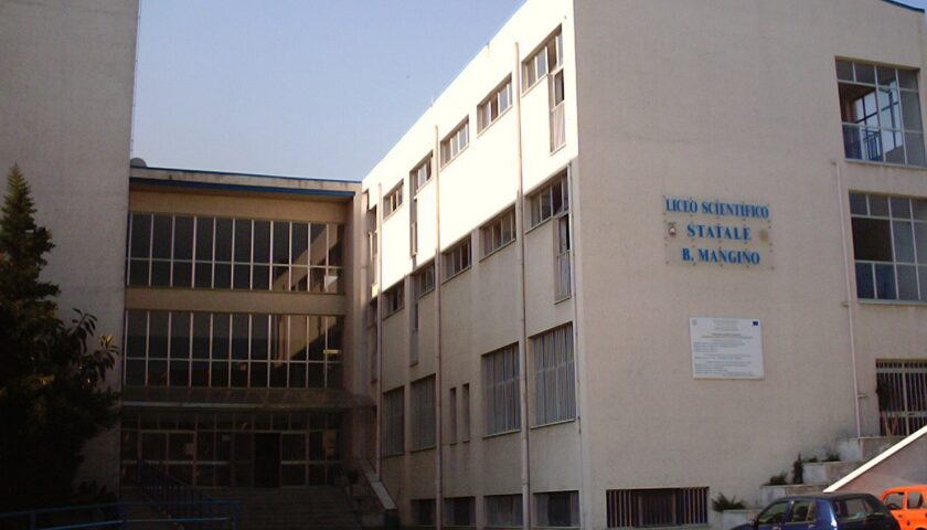 Protesta al liceo Mangino a Pagani, studenti in rivolta.