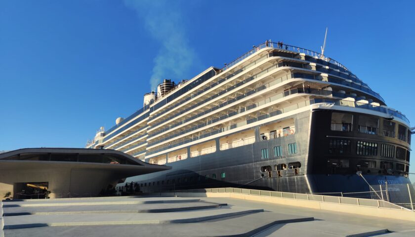 Salerno, la Oosterdam con 2000 crocieristi lascia la Stazione Marittima: tornerà il 14 settembre