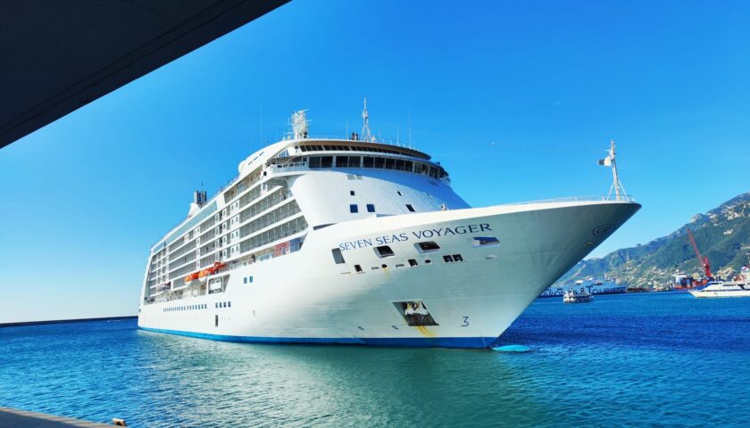 L’estate infinita delle crociere, alla Stazione Marittima di Salerno la “Seven Seas Voyager” con 700 persone a bordo