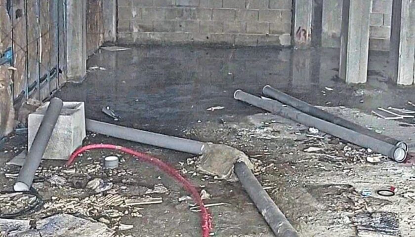 Salerno, locali di piazza della Libertà allagati