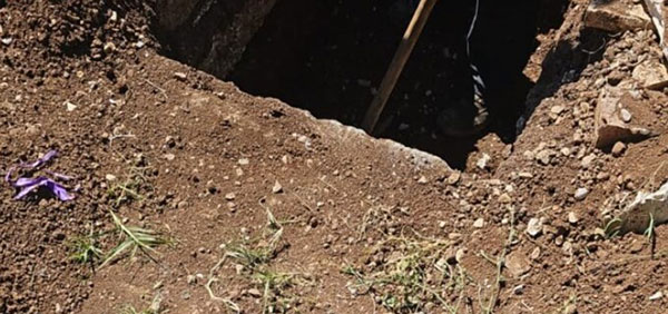Polla, la rabbia dei familiari di un defunto: fossa al cimitero troppo piccola, la bara non entra
