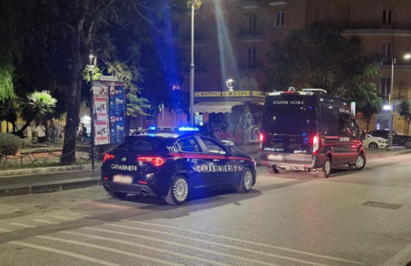 Salerno, presidio mobile dei carabinieri in piazza San Francesco i