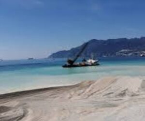 Ripascimento Universo beach a Salerno, i residenti: “Sembra un campo di patate coperto di materiale vegetativo”