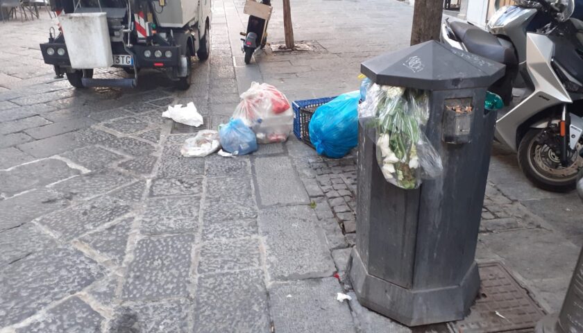Salerno Pulita attacca: “Non ci saranno mai abbastanza cestini per contenere l’inciviltà”