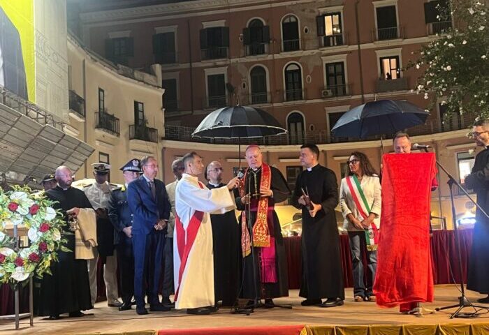 Salerno, stasera alla “Rotonda” il tradizionale omaggio floreale a San Matteo