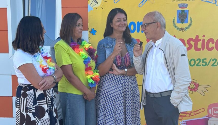 Primo giorno di scuola a San Cipriano Picentino, la sindaca dona un berretto agli alunni della primaria