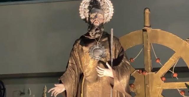 Vietri sul Mare, portatori bloccano le statue della processione di San Francesco a Benincasa