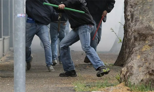 Daspo di 3 anni per un tifoso di Ravello, colpì un poliziotto in Lecce-Napoli