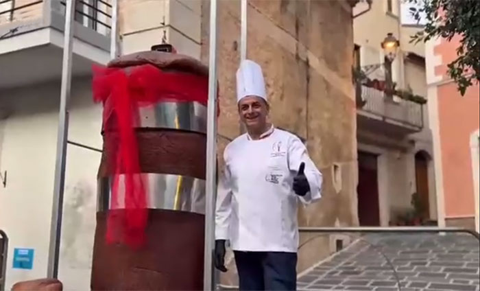 A Teggiano presentato il più grande babà del mondo