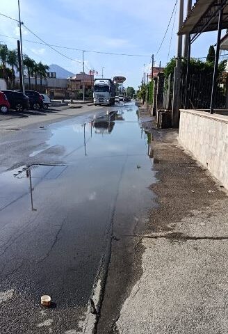Scafati, via San Marzano allagata senza pioggia: il Pd grida al miracolo