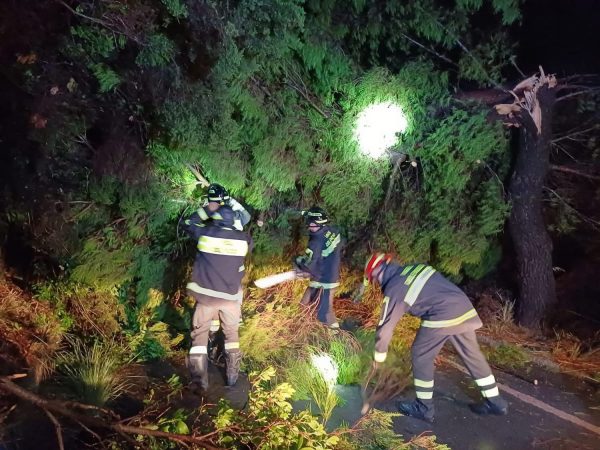 Tromba d’aria nel Cilento, vigili del fuoco in azione a Pisciotta. Danni in spiaggia a Camerota