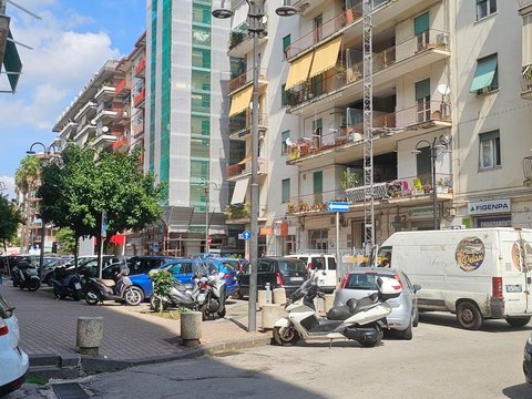 Salerno, paura in via Silvio Baratta: farmacista colpito con una bottiglia