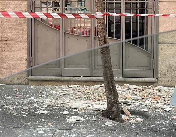 Ravello, camion urta balcone: danni a un palazzo e caduta dell’intonaco