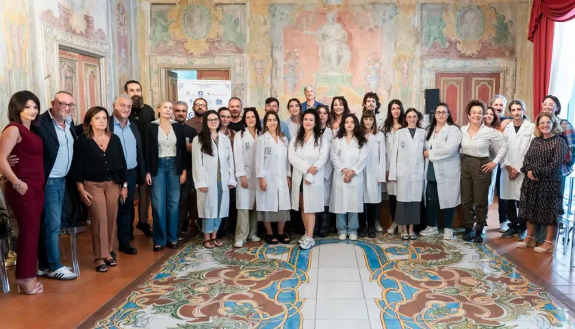 Scuola di Ceramica Vietrese: consegnati i camici, i giovani allievi iniziano il percorso nelle botteghe