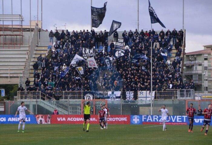 Fumogeni accesi a Crotone, 11 tifosi della Cavese sottoposti a Daspo