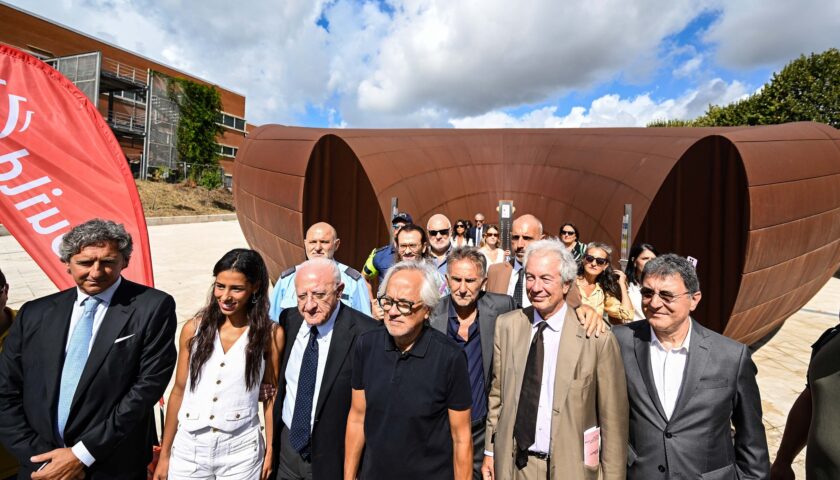 La gaffe di De Luca: “Questa bellissima traduttrice è la figlia di Kapoor”, ma è la moglie.