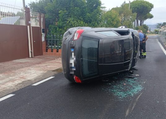 Pontecagnano, auto si ribalta in via Mard Mediterraneo