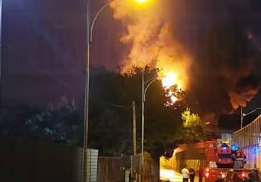 Nocera Superiore, vasto incendio in un deposito di vernici: si indaga