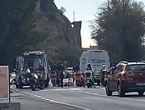 Salerno, giovani travolte da moto in corsa sul lungomare Tafuri