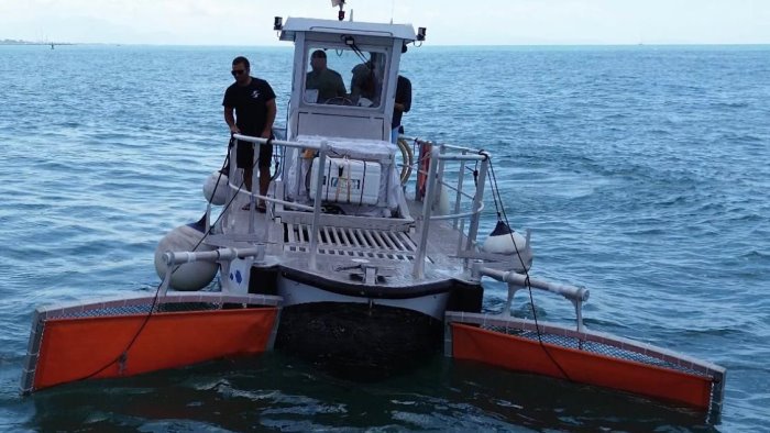 Salerno Pulita, lo spazzamare recupera imballaggi in plastica e monouso